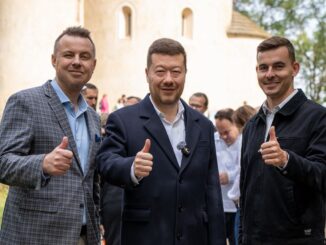Zdroj foto Facebook Tomio Okamura: Tomio Okamura, Jindřich Rajchl, Libor Vondáček.