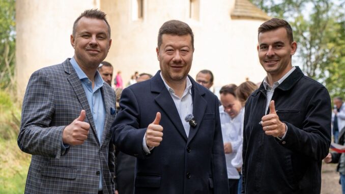 Zdroj foto Facebook Tomio Okamura: Tomio Okamura, Jindřich Rajchl, Libor Vondáček.