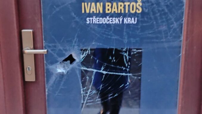 Vymlácená kancelář Ivana Bartoše zdroj Facebook